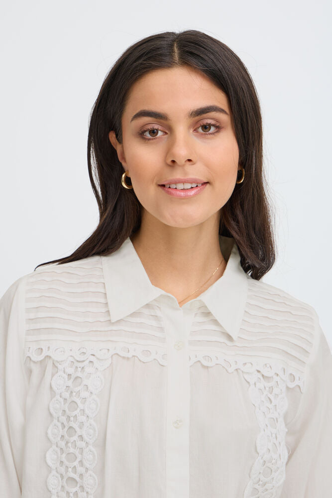 Chemisier blanc élégant en dentelle et plis Fransa